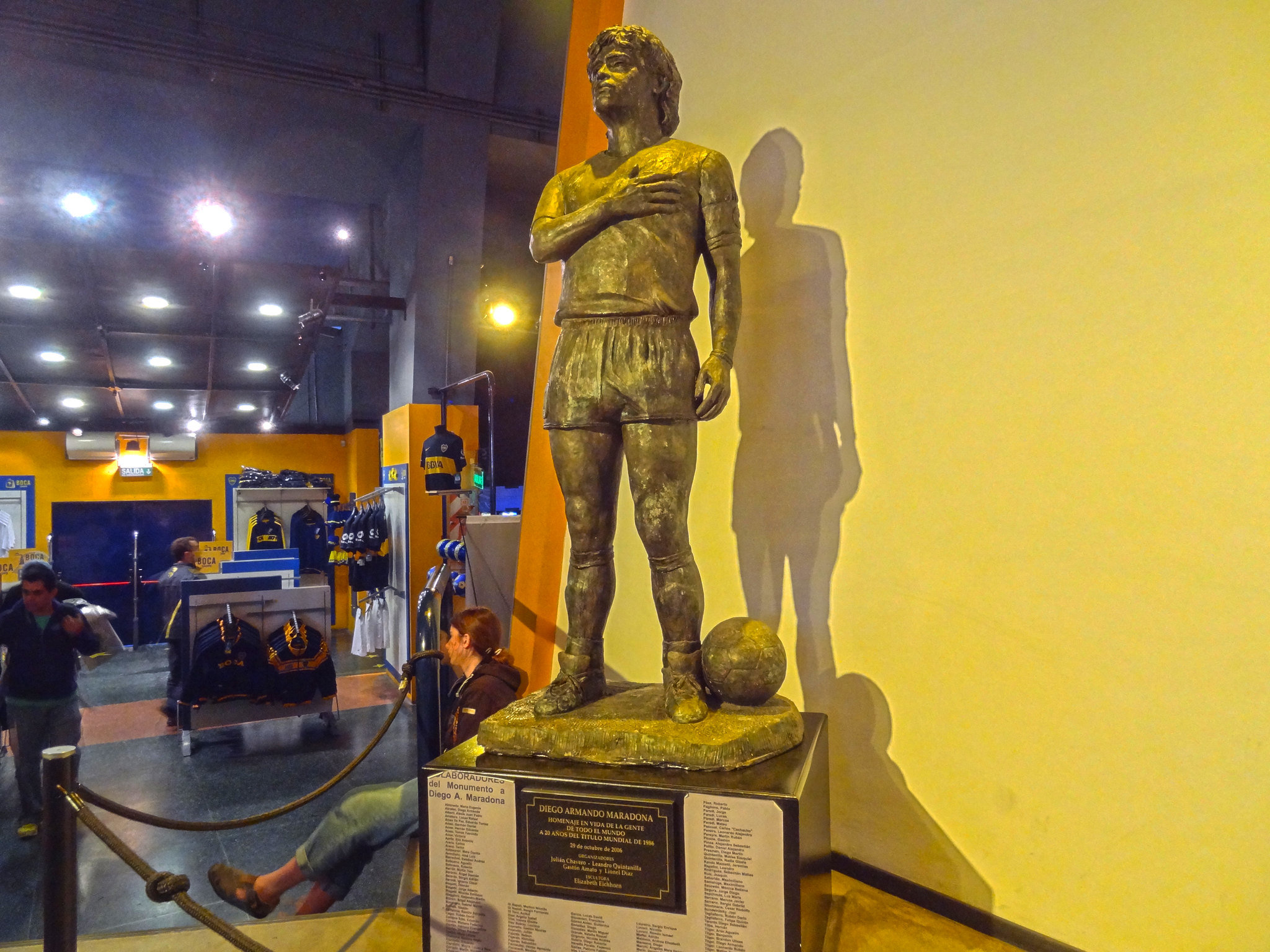 statue diego maradona